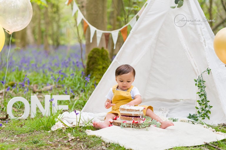 Outdoor cake smash, bluebell photo session in London
